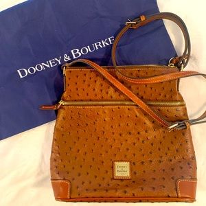 Dooney & Bourke crossbody in excellent condition!! Comes with dust bag